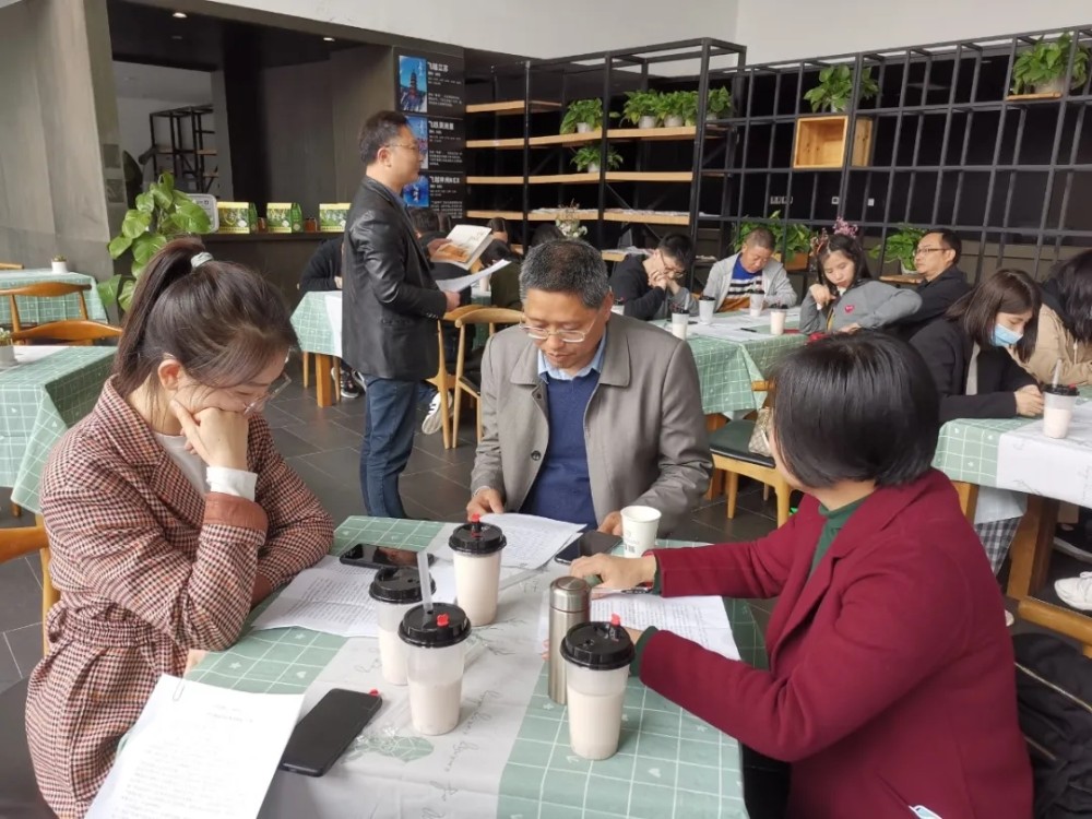 赴阅读盛宴，品书香气息——记临湖一中读书分享会