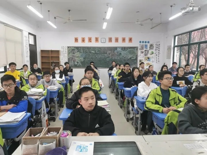 不负韶华，团结共进——临湖第一中学初三（1）班获得“优秀团支部”的称号