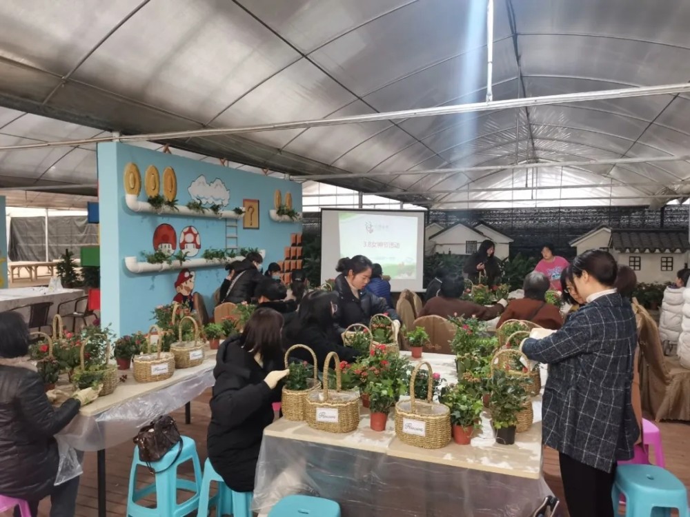 赏花海庆佳节 学组花美生活——临湖一中庆“三八”妇女节活动